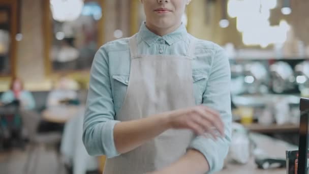 Χαμογελαστή σερβιτόρα που διπλώνει τα χέρια, γυναίκα μπαρίστα που εργάζεται σε καφετέρια, επάγγελμα — Αρχείο Βίντεο