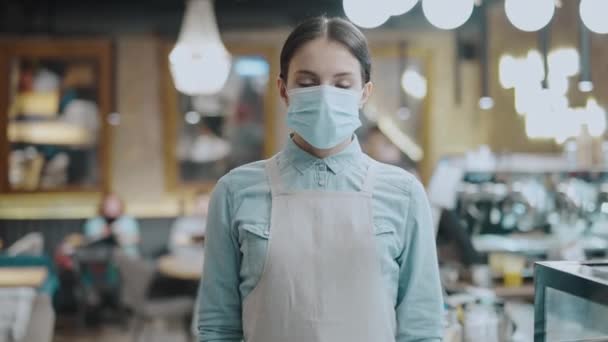 Cheerful waitress taking off mask, end of lockdown, grants for small business — Stock Video