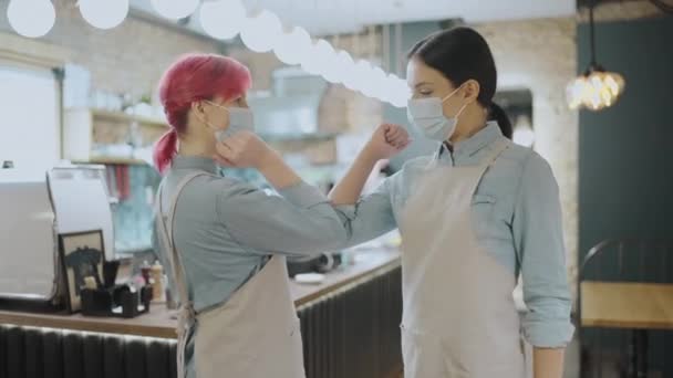 커피 가게 직원들이 코로나 바이러스가 유행하는 동안 팔꿈치를 흔들며 인사하는 모습 — 비디오