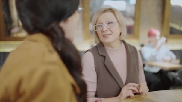 Attraktive reife Frau spricht mit Freundin entspannt im Café, Kommunikation — Stockvideo