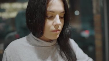 Genç esmer kadın kafede yemek yiyor, restoranda lezzetli yemekler yiyor, diyet yapıyor.