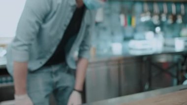 Maskeli ve eldivenli barista kadın müşteriye yemek siparişi veriyor, virüs.