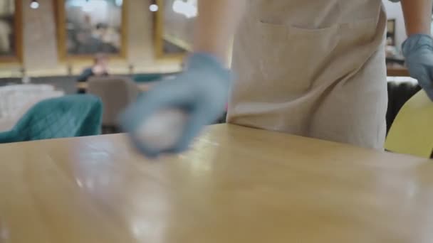 Kelnerka przy stole do czyszczenia fartuchów, aplikacja dezynfekcji, dezynfekcja restauracji — Wideo stockowe