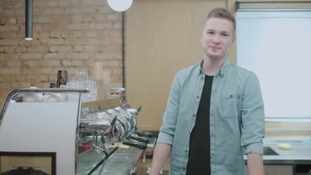 Jovem dono de café sorrindo para a câmera, braços dobráveis, pequenas empresas, trabalho — Vídeo de Stock