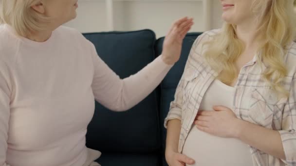 Mãe gentil apoiar a filha grávida, amigos do sexo feminino falando em casa, cuidados — Vídeo de Stock