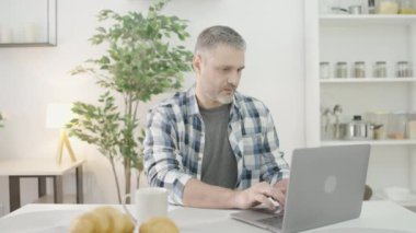 Evde dizüstü bilgisayarda çalışan programcı, serbest çalışma projesi, modern teknoloji