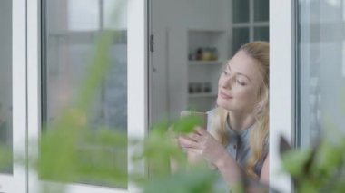 Sevgili koca kucaklaşması, kırsal evde mutlu bir çift, ilişki.