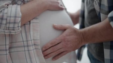 Değer veren erkek arkadaş hamile kız arkadaşının karnına dokunuyor, aile yakınlığı, aşk