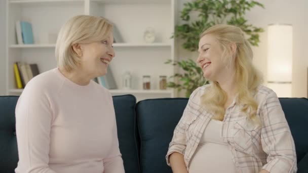 Schwangere Frau umarmt Mutter, erhält Geschenk zur Geburt, Familienliebe — Stockvideo
