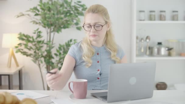 Freelancer mujer escribiendo notas trabajando en el ordenador portátil en casa, productividad de los empleados — Vídeo de stock