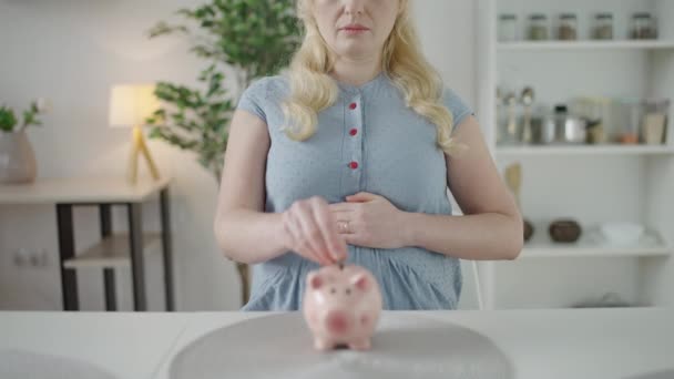 Gelukkig verwacht vrouw geld te besparen in piggybank, planning budget, bank storting — Stockvideo