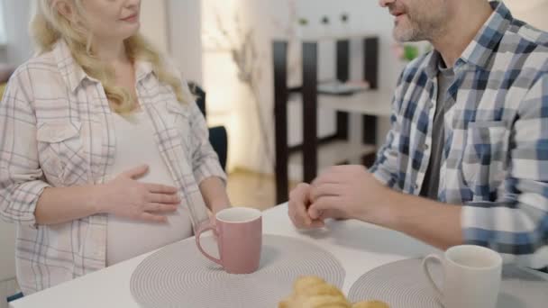 Liefdevolle man in gesprek met vrouw verwacht thuis, hand in hand, familie ondersteuning — Stockvideo