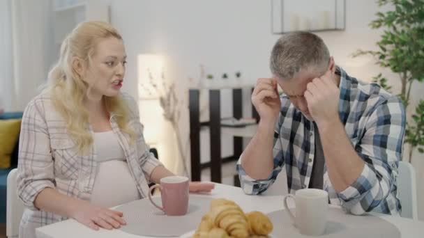 Dühös várandós nő kiabál férjjel a konyhában, hormonális hangulatingadozások — Stock videók
