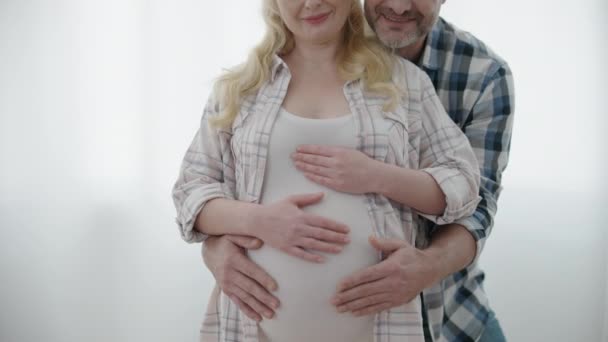 Kærlig mand og kone forventer baby, strøg mave, graviditet lykke – Stock-video