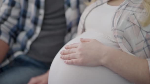 丈夫和妻子在听婴儿在肚子里的运动，快乐的父母，家庭 — 图库视频影像