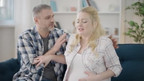 Liefdevolle man ondersteunen gestresste zwangere vrouw tijdens weeën, zorg — Stockvideo