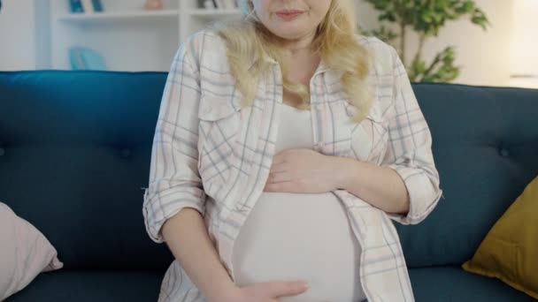 Mujer embarazada solitaria que se siente ansiosa por dar a luz, temores de embarazo — Vídeo de stock