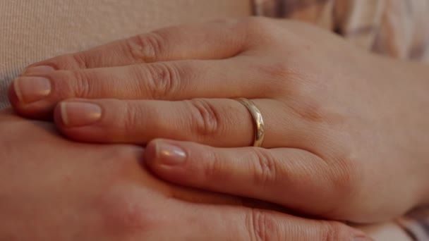 Kvinna med gravid mage tar av ringen, svår relation, skilsmässa — Stockvideo