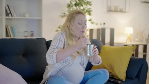 Mengharapkan wanita makan makanan kaleng di rumah, membelai perut hamil, nutrisi — Stok Video