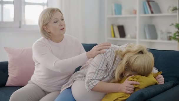 Fürsorgliche Mutter tröstet weinende schwangere Tochter, enge Beziehung, Familie — Stockvideo