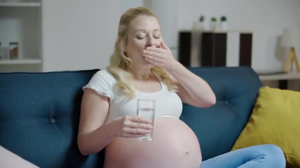 Αναμένεται θηλυκό λήψη βιταμινούχου πόσιμου νερού από γυαλί στο σπίτι, προγεννητική φροντίδα — Αρχείο Βίντεο