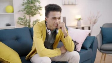 Evde endişeli bir ergen, okulda zorbalık, aile sorunları...