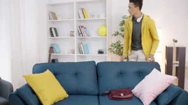 İsyancı ergen annesinin çantasından para çalıyor, aile sorunları var.