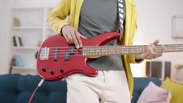 Energetischer Teenager Der Gitarre Spielt Wie Ein Rockstar Zeitlupe — Stockvideo