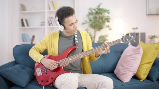 Gençler Elektro Gitar Çalıyorlar Sonuçlardan Memnun Değiller Mükemmeliyetçiler — Stok video