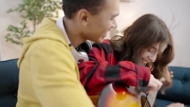 年轻貌美的夫妻一起弹奏吉他 享受作伴和业余爱好 — 图库视频影像
