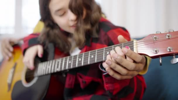 多民族のティーンカップル練習ギタープレイ一緒に 最初の愛 — ストック動画
