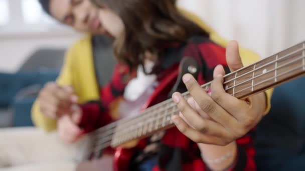 Interracial Adolescente Pareja Aprender Tocar Guitarra Juntos Amistad Pasatiempo — Vídeos de Stock