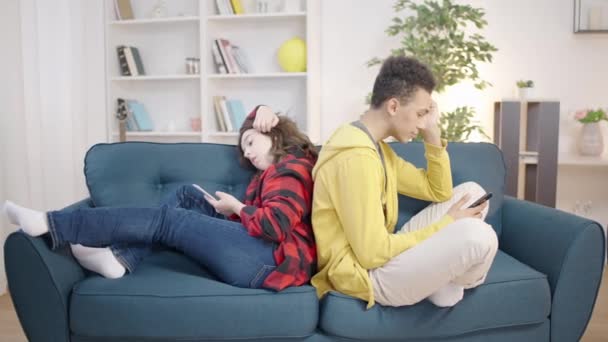 Εφηβικό Ζευγάρι Που Κινείται Smartphones Κάθεται Πλάτη Πλάτη Μέσα Κοινωνικής — Αρχείο Βίντεο