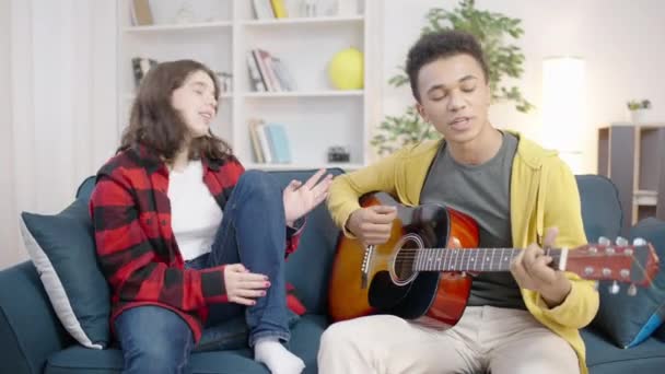 Çok Irklı Gençler Şarkı Söylüyor Gitar Çalıyor Konser Provası Yapıyorlar — Stok video