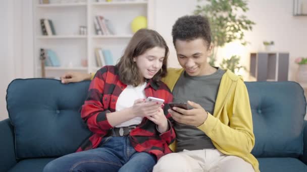 Birkaç Genç Yeni Sosyal Medya Uygulamasını Akıllı Telefonlarda Test Ediyor — Stok video