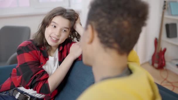 Χαρούμενη Έφηβη Που Φλερτάρει Και Συνομιλεί Νεαρό Άνδρα Πρώτη Αγάπη — Αρχείο Βίντεο