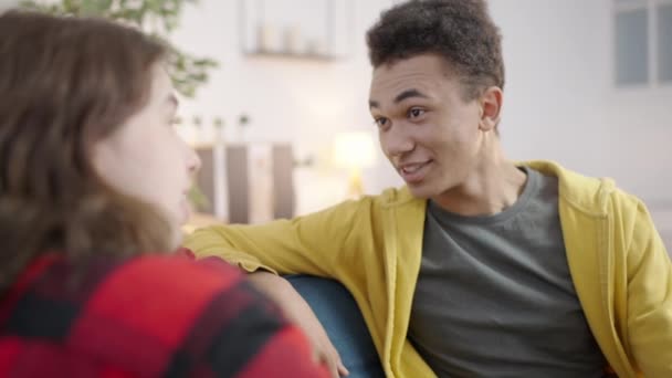 Feliz Adolescente Mestiço Flertando Com Menina Sofá Relacionamento Romântico — Vídeo de Stock