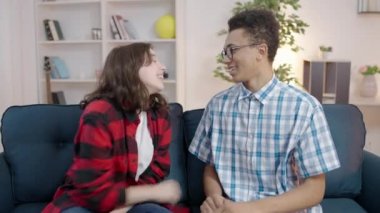 Genç kız utangaç, melez, gözlüklü, randevulu, garip yaşlarda bir adamla flört ediyor.