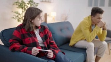 Stresli ırklar arası genç çift pozitif hamilelik testinden sonra şok geçiriyor