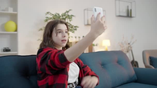 Молодая Блоггер Снимает Истории Смартфоне Зависимость Социальных Сетей — стоковое видео