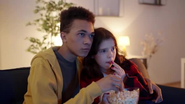 Assustado Interracial Teen Casal Assistindo Horror Filme Casa Comer Pipoca — Vídeo de Stock