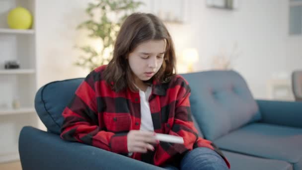 Deprimida Adolescente Segurando Teste Gravidez Positivo Sentindo Chocado — Vídeo de Stock