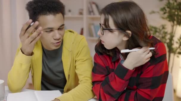Adolescentes Multiétnicos Preparando Para Teste Juntos Verificando Respostas Laptop — Vídeo de Stock
