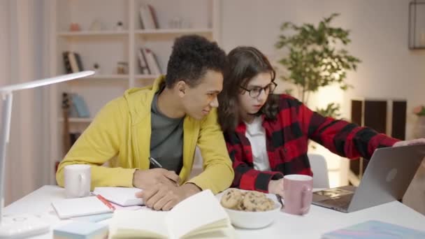 Interraciale Tiener Vrienden Doen Huiswerk Thuis Typen Laptop Gadgets — Stockvideo