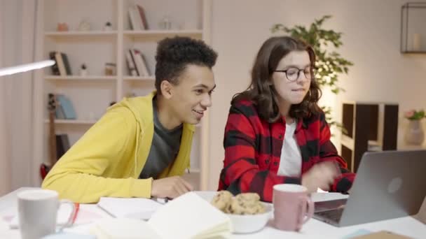 Para Nastolatków Szczęśliwie Kończy Pracę Nad Szkolnym Projektem Naukowym Uściski — Wideo stockowe