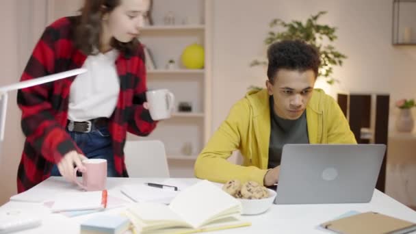 Estudiante Trayendo Bebidas Calientes Amigo Preparándose Para Las Pruebas Escolares — Vídeos de Stock