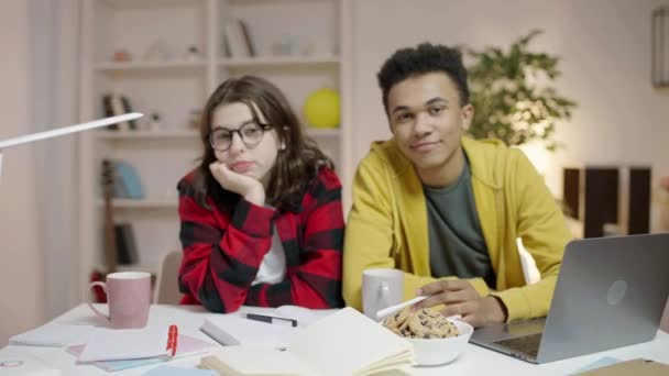 Щаслива Багатоетнічна Студентська Пара Посміхається Домашня Освіта Єдність — стокове відео