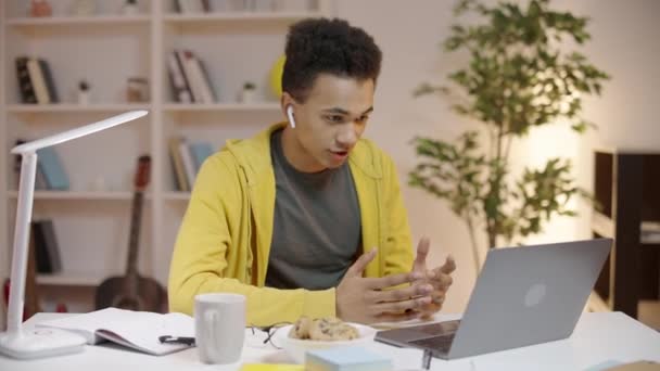 Estudiante Masculino Raza Mixta Hablando Con Tutor Línea Video Chat — Vídeos de Stock