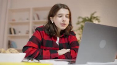 Dost canlısı kız öğrenci dizüstü bilgisayarında el sallıyor, online ders, karantina...