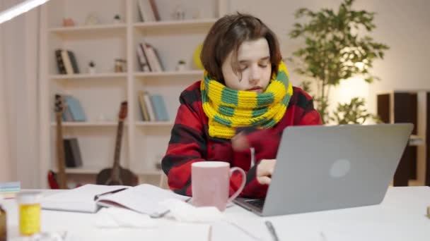 Ill Menina Adolescente Cachecol Estudando Laptop Casa Educação Distância Pandemia — Vídeo de Stock